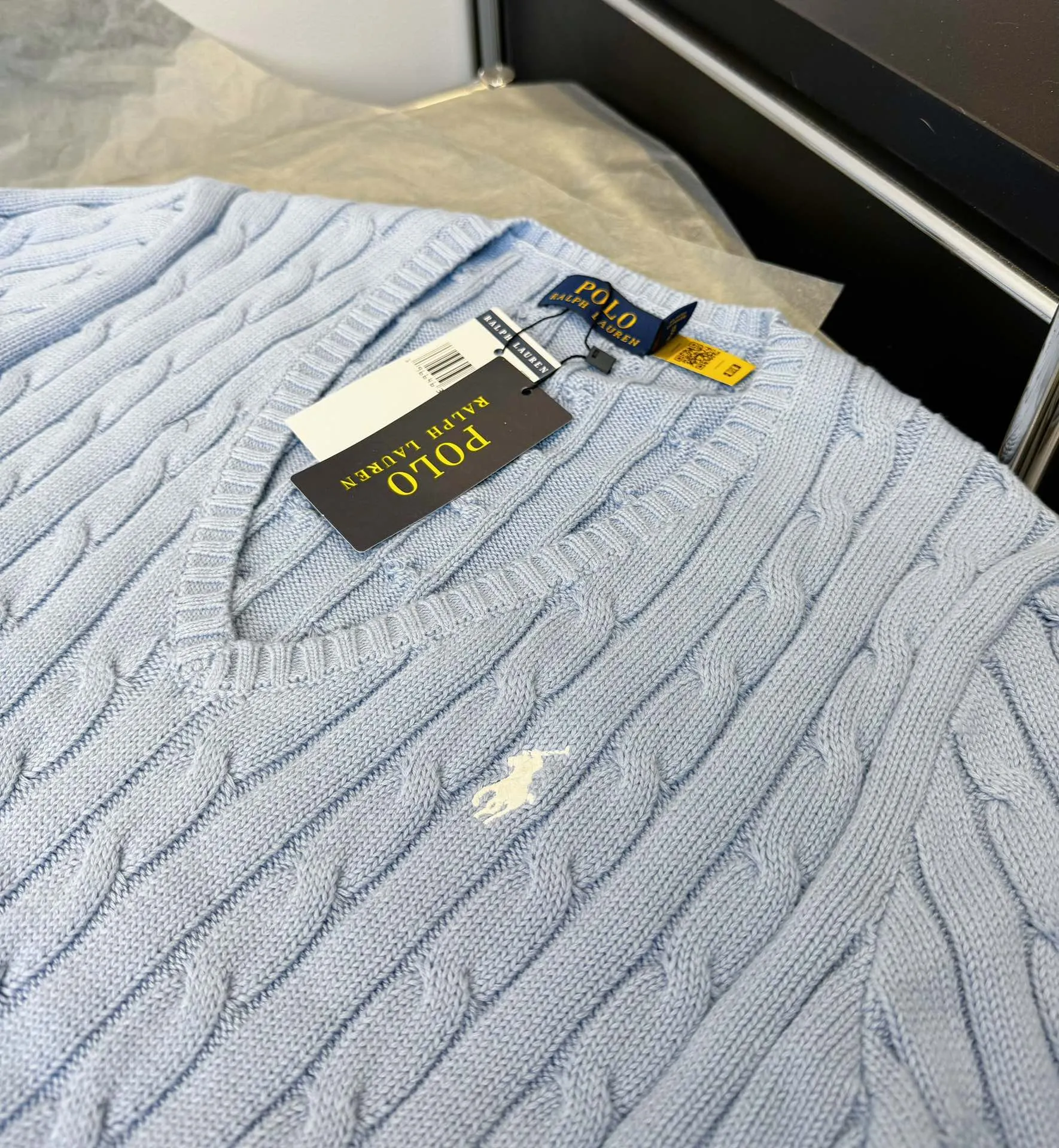 🅿️220 Style number: L04 (sky blue) Ralph Lauren RL classic war horse logo embroidered cable pattern twist button V-neck knitted sweater on the chest, same style for men and women, 9 colors Colors: Beige, navy, black, chick yellow, sky blue, khaki, red, gray, purple Size: XSSML M Shoulder Width 36 Clothes Length 58 Bust 44 L Shoulder Width 37 Clothes Length 60 Bust 46 Soft and glutinous🧶🫶The style is a very classic cable sweater American retro college style Perfect hand comfort. It is a must-have item for spring, autumn and winter wardrobes. It looks great when worn alone or layered as an inner wear. High-density LOGO embroidery on the chest, and original customization of tag accessories. Made of pure cotton yarn �� blended with wool, pure cotton is skin-friendly and comfortable, small label war horse embroidered twist turtleneck sweater 🐎 high quality. Follow the blogger to learn how to wear it! Let’s get a Ralph Lauren cable sweater. It’s a super hard-to-find series after it became popular. It’s hard to find one on the official website. It’s simple and practical to wear, with a lazy and loose feel. The thickened fabric has a more texture, soft and delicate feel, and a loose fit. Whether worn alone or layered, you can wear different styles of fashion with just one piece. ⚠️Contains wool products🦙 Pay attention to the washing method to avoid shrinkage